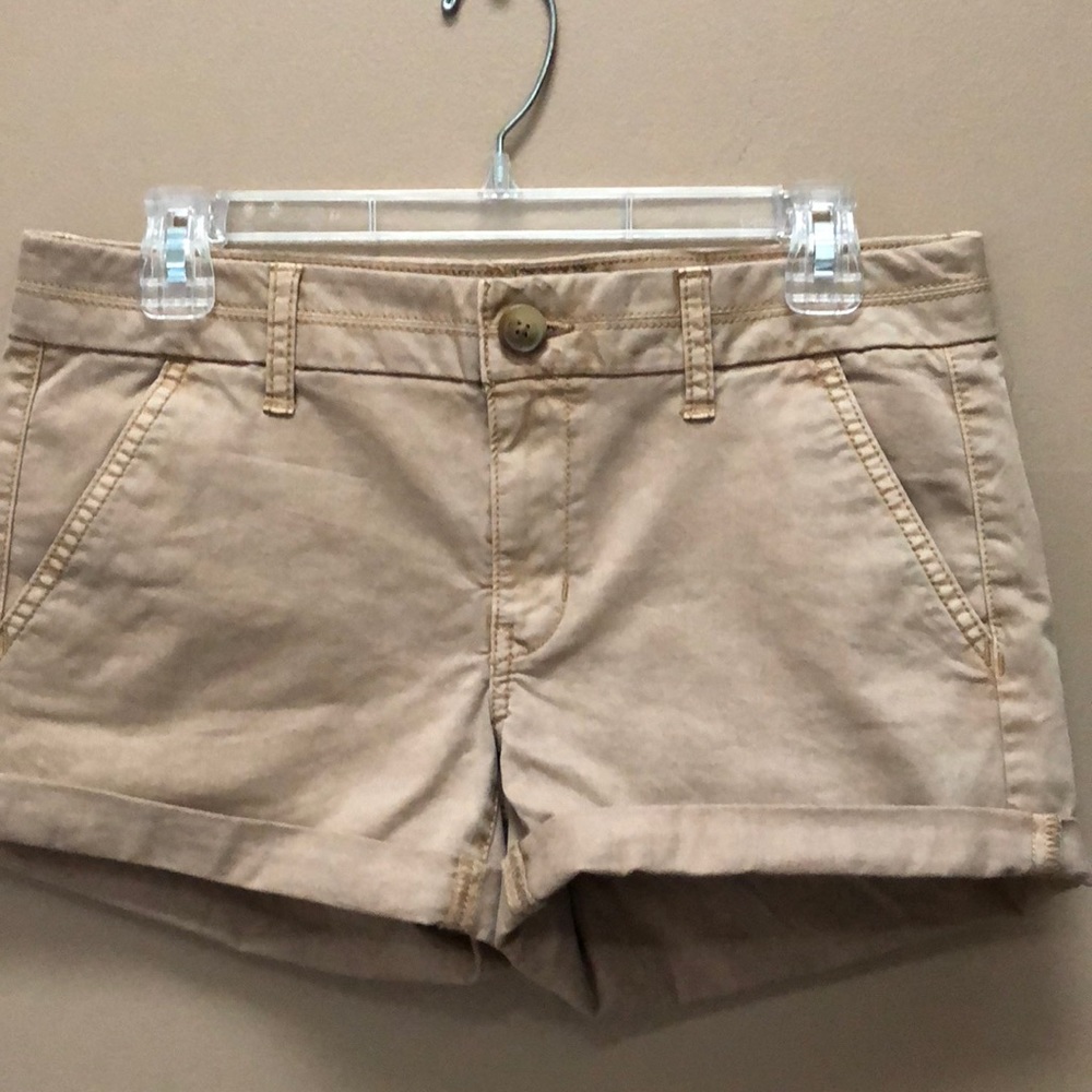 America Eagle stretch midi khaki shorts. Size 6.